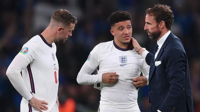 Smutný trenér Gareth Southgate s Jordanem Hendersonem a Jadonem Sanchem