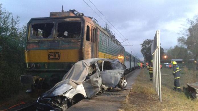 Vlak smetl na přejezdu auto, to začalo hořet! Zemřeli dva muži