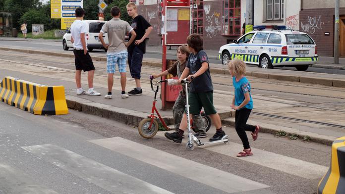 Řidič přejel v Karviné školačku na přechodu a od zraněné ujel