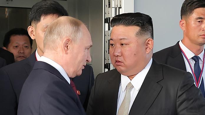 Kim se štítí Putina. Před setkáním si nechal vydezinfikovat židli