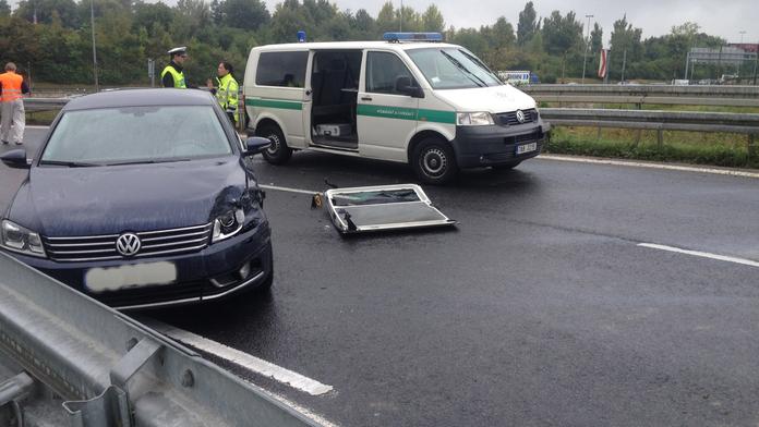 Auto u pražského letiště smetlo policejní hlídku!