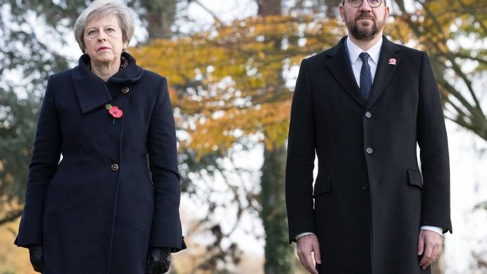 Do konvoje s premiéry Británie a Belgie vjelo cizí auto. Dva zranění