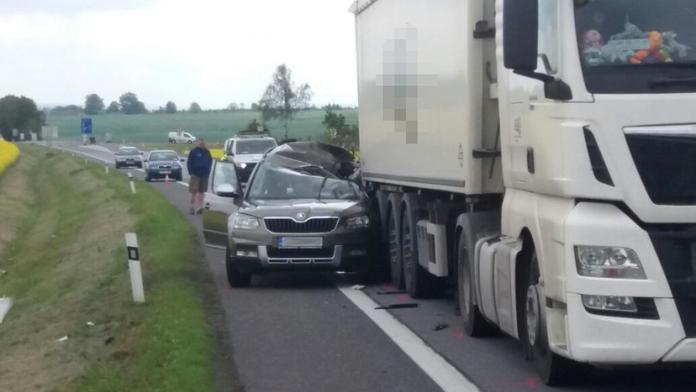 Kamion nedobrzdil a natlačil auto na další kamion: Jedna mrtvá