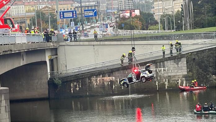Dramatické záběry: Kamera zachytila policejní auto, jak v Praze padá z mostu