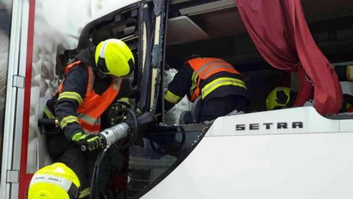 Autobus se na dálnici srazil s popeláři. 1 mrtvý, 30 zraněných