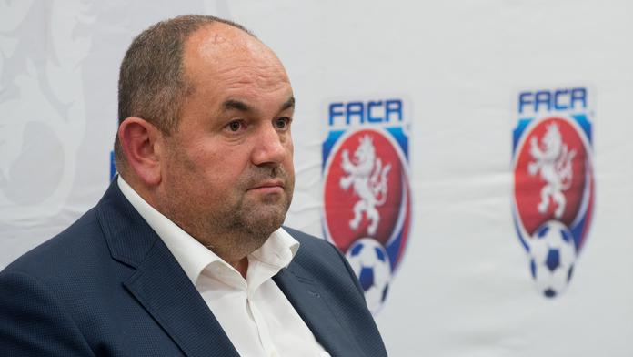 Policie jde po fotbalové asociaci: Miliony z loterií dělil Pelta