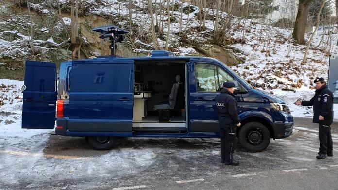 Tajná policejní základna na kolech. Jaký je úkol speciálních dodávek?