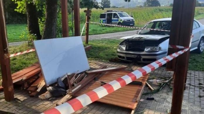 Do altánu plného dětí naboural řidič