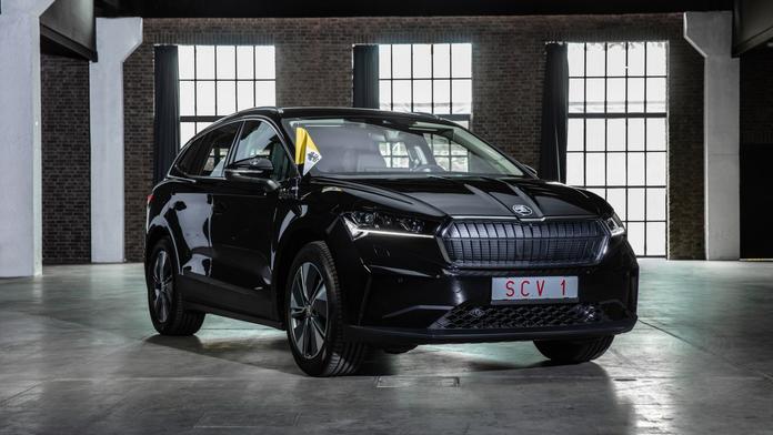 Papež jezdí po Slovensku elektrickým Enyaqem. Vyžádal si speciální úpravy