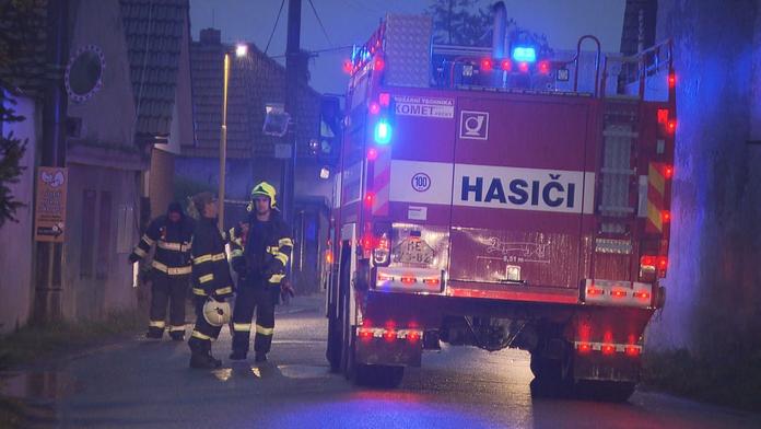 Požár domu na Karlovarsku si vyžádal lidský život. Příčinu hasiči zatím neznají