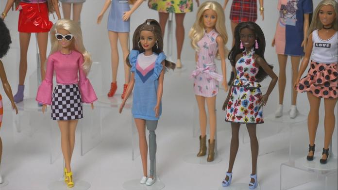 Holá hlava, kožní choroby a vlasatý Ken. Na trh míří nové panenky Barbie