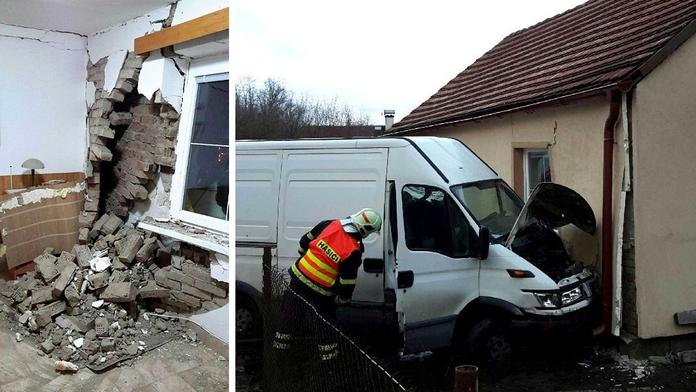 Na Karlovarsku narazila dodávka do domu. Zbořila mu část zdi