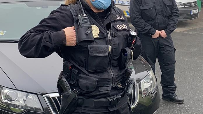 Strážnice prověřovala roušky, sama ji měla pod nosem. Policie vše vysvětlila