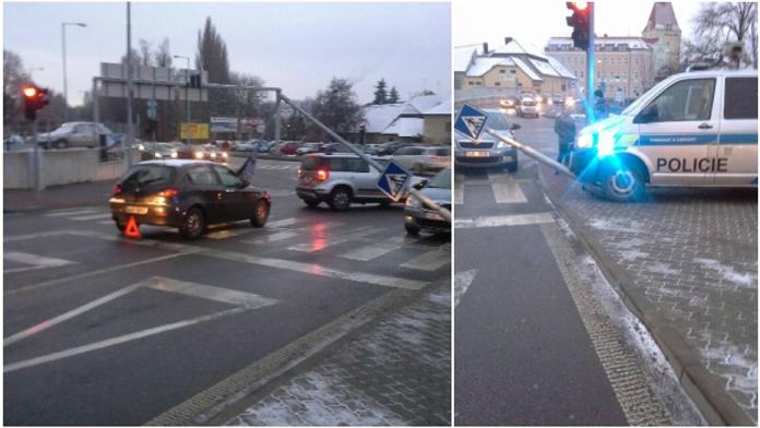 Policejní dodávka se sama rozjela a srazila lampu přímo na auto!
