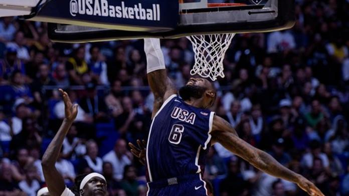 LeBron James odvrátil velkou blamáž. USA málem prohrály s trpaslíkem
