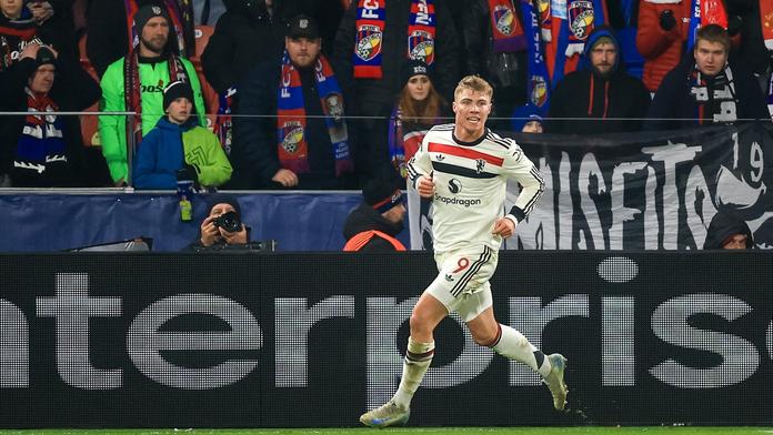 Rasmus Højlund slaví vstřelený gól proti Plzni
