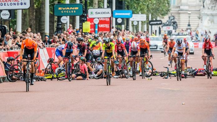Děsivý finiš: Závěrečný sprint narušil hromadný pád! VIDEO