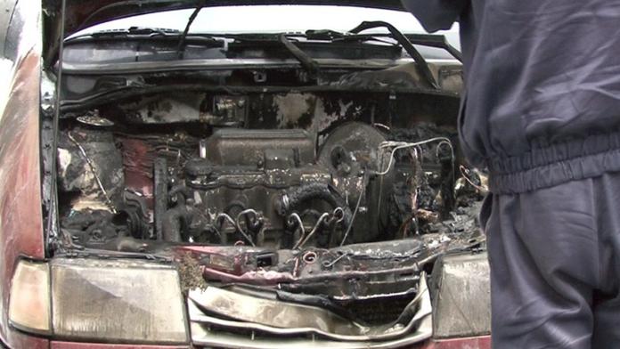 Auto v plamenech na náměstí v Olomouci