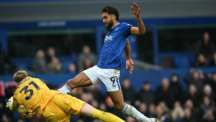 Kinský pochytal řadu šancí, přesto třikrát inkasoval. Obrana Spurs hořela