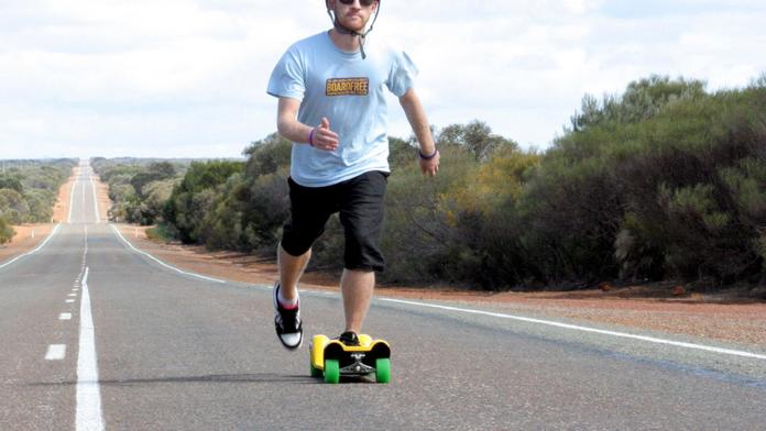 Po dálnici se proháněl skateboardista! Nahlásil ho překvapený řidič
