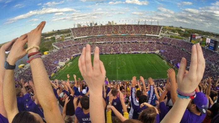 TO JE AMERIKA! Kaká, David Villa i Nemec přitáhli 63 tisíc diváků