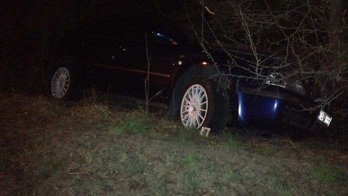 Octávie se dvěma pasažéry vylétla ze silnice a narazila do stromu. K řízení se nikdo neměl