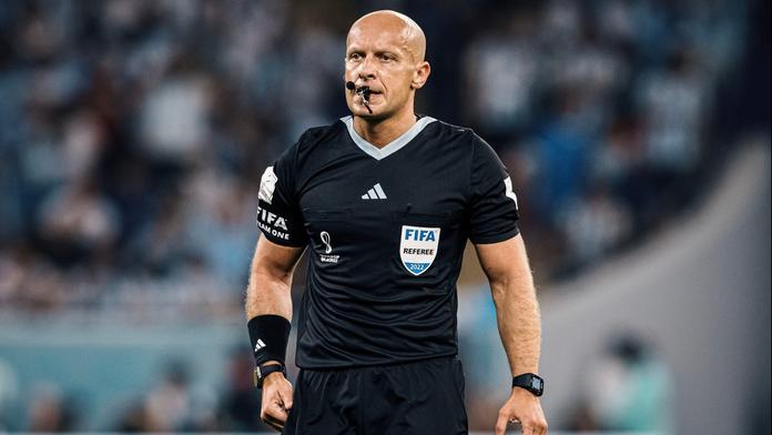Skandál před finále LM. Sudí se zúčastnil akce rasistické a xenofobní strany