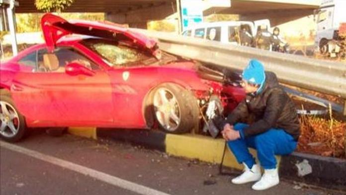 Fotbalová hvězda zrušila své ferrari. A pak přišly potupné fotky na obrubníku