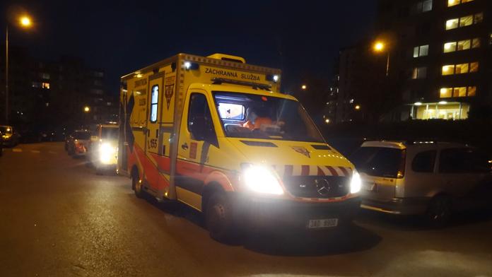 Policisté zachránili muže, který chtěl skočit z 11. patra