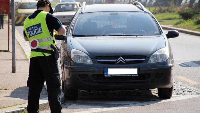 Čtrnáctiletý chlapec boural v autě přímo před očima strážníků