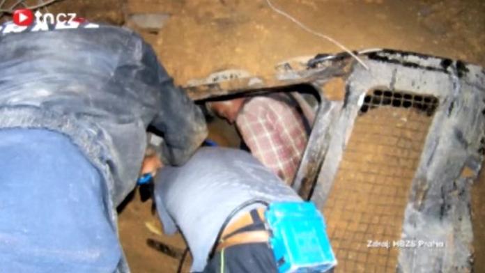 Bagrista, který byl zavalen v tunelu Blanka, je v nemocnici