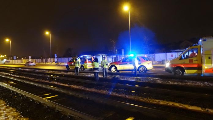 Tramvaj najela v Praze na ležícího muže, zázrakem přežil