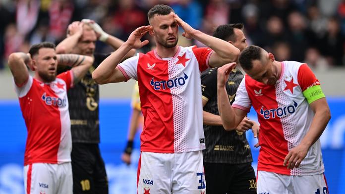 Boj o titul se zamotává. Slavia letos poprvé padla, navíc dohrávala v devíti