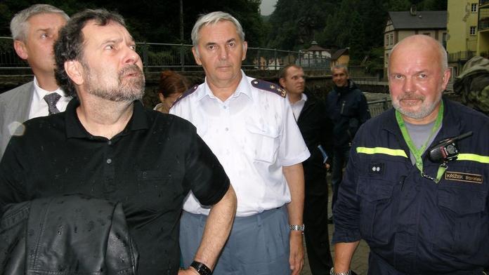 John se před lijákem v Hřensku schoval do vyplavené hospody