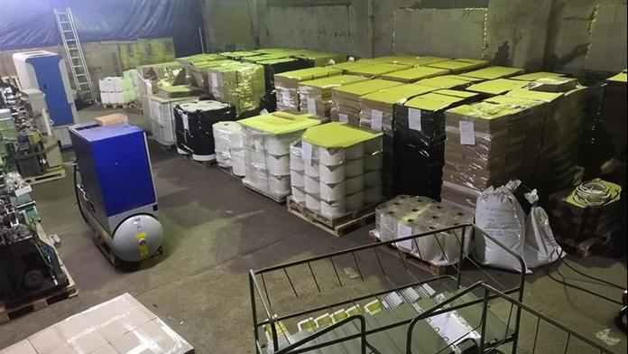 Gang v Ostravě nelegálně vyráběl miliony cigaret. Policie zadržela šest lidí