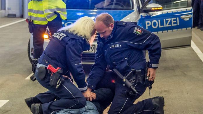 Skandál! Němečtí policisté měli zákaz stíhat uprchlíky!