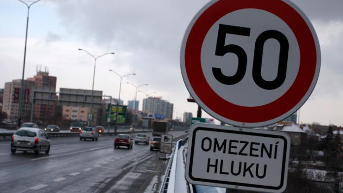 SMRT NA SKÚTRU! Po nárazu se cizinec ZABIL O DOPRAVNÍ ZNAČKU