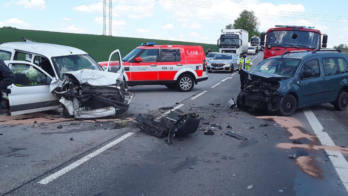 Při čelním střetu se zranili tři lidé! Pro jednoho přiletěl vrtulník