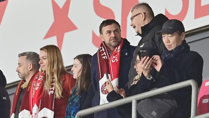 Pavel Tykač s Jaroslavem Tvrdíkem na tribuně Slavie