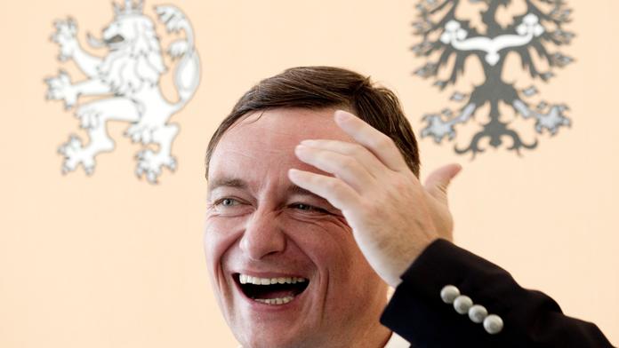 Rathův žalobce má bratra, který pracuje pro podezřelou firmu ze spisu