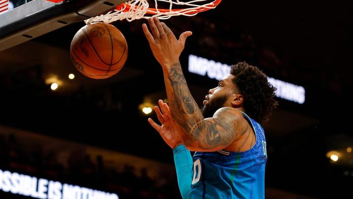 Násilí v NBA. Hráč Charlotte byl obviněn z fyzického napadení