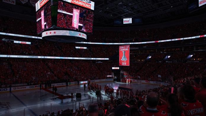 Fanouškům Capitals měli zabavit ukrajinské vlajky, ruské na zápasu byly