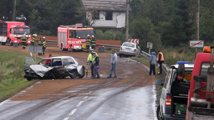 POZOR! Na namrzlé silnici na Sokolovsku BOURALO 7 AUT! Policisté museli cestu UZAVŘÍT!