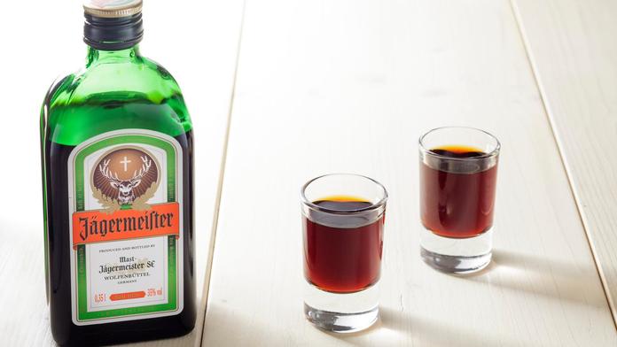 Uráží populární alkohol křesťany? Jägermeister musel za logo bojovat
