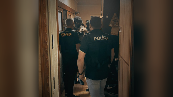 Dopadli muže, který vyhrožoval českým školám. Zadrželi ho na Ukrajině