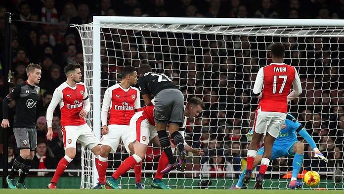 Arsenal Spartu nenapodobil, Manchester Utd. jde v poháru dál