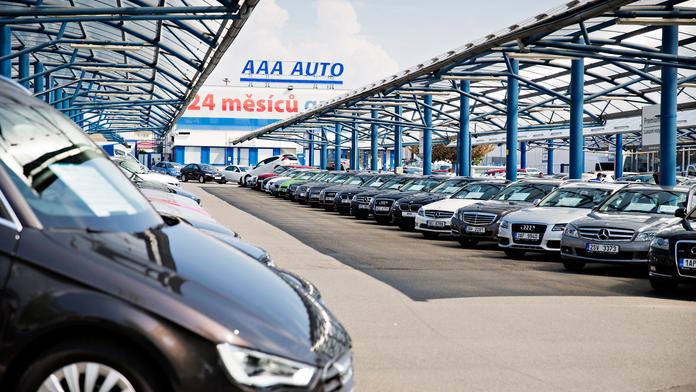 AAA AUTO snižuje před vánoci ceny aut až o 270 000 korun