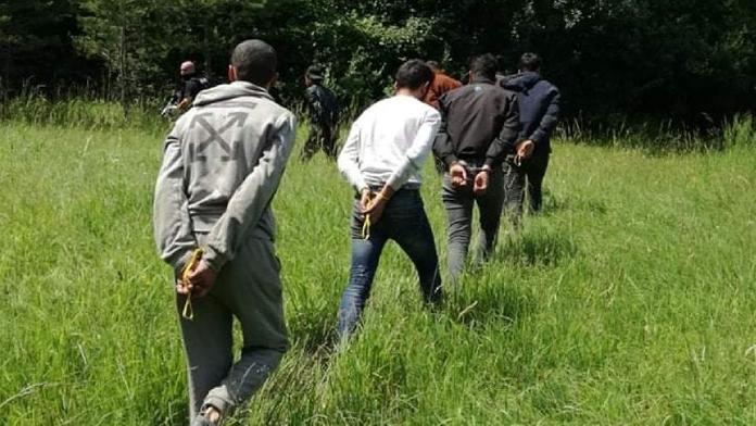 Na Slovensku zadrželi 21 migrantů. Mačkali se v jedné dodávce