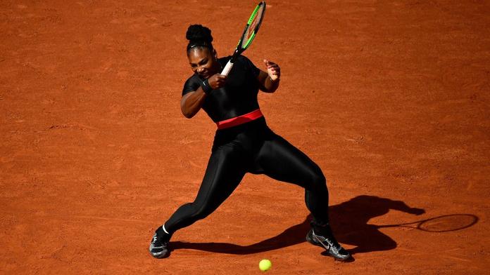 Serena oblékla odvážný černý oblek. A Kristýna na ni nestačila