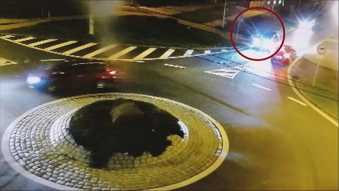 Auto přejelo dívce na přechodu nohu, řidič z místa ujel. Policie hledá svědky